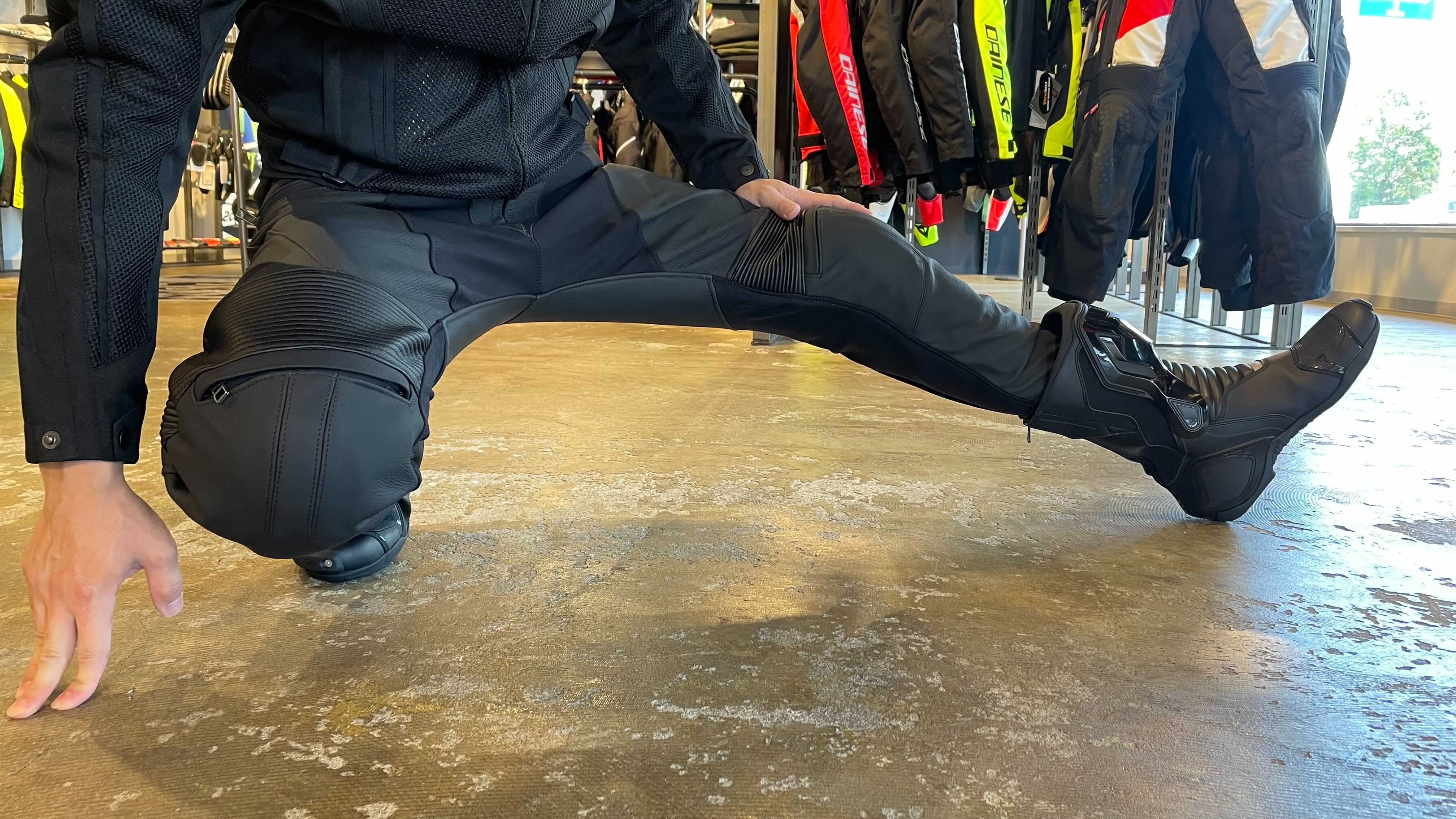 Dainese レザー製バイクパンツ ブラック/レッド バイクシーズンに向けてお勧め最新レザーパンツのご紹介【SUPER